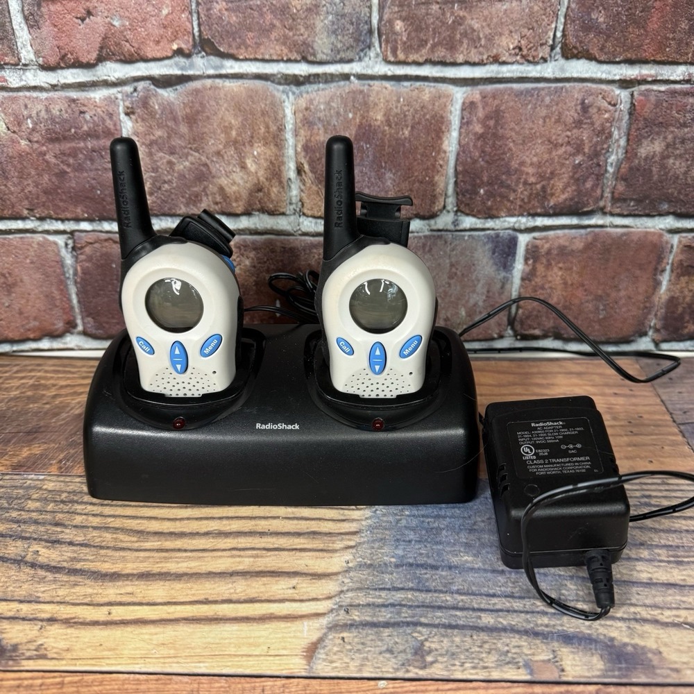 Radio‎ Shack Walkie Talkie 2-way radios w Charger Base  22 Channels Tested